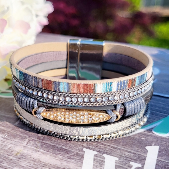 Stunning Rhinestone and leather wrapped, cuff bracelet, magnetic clasp NEW - Picture 7 of 9